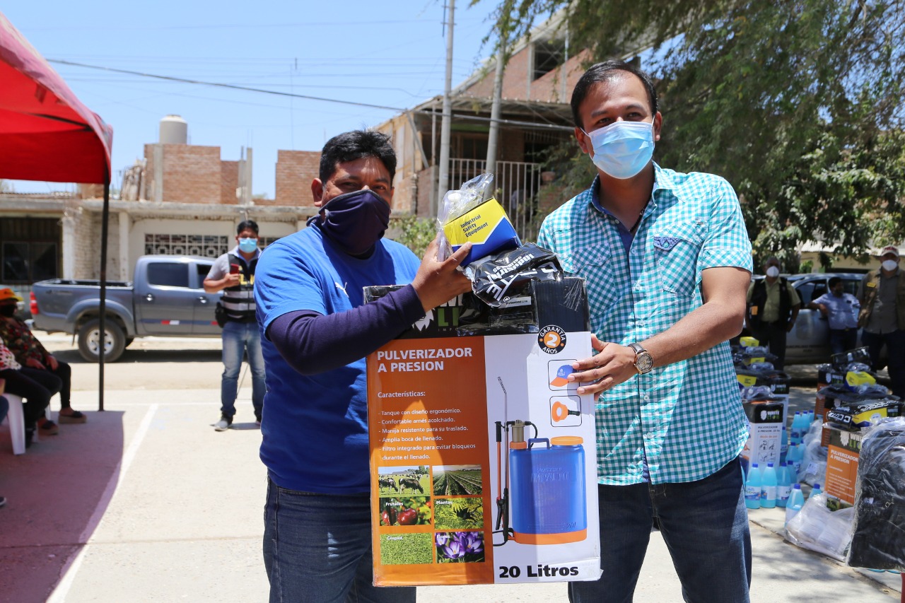 Alcalde Juan José Díaz Dios entrega de mochilas de desinfección2.jpg