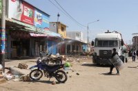 Con apoyo del Ejército, MPP desinfecta Mercado de Piura