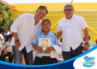 Alcalde de Piura entrega títulos de propiedad en Cura Mori