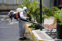 Desinfectan parques y avenidas de Piura para evitar propagación del coronavirus