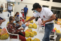MPP entrega canastas de víveres a adultos mayores del Cedif Castilla