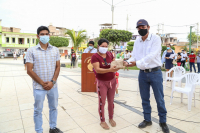 Alcalde de Piura entrega 13,680 dosis de ivermectina en Castilla y asentamientos Néstor Martos y Laguna Azul