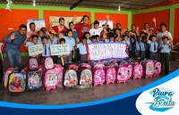 Niños del caserío El Salto reciben mochilas y kit escolar
