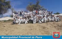 Jóvenes voluntarios limpian ribera del Río Piura