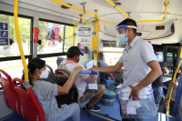 Entregan protectores faciales a usuarios del transporte público en puntos estratégicos de Piura
